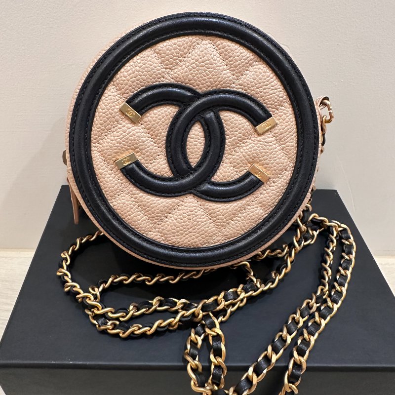 Chanel 大LOGO圓餅包 魚子醬皮-6
