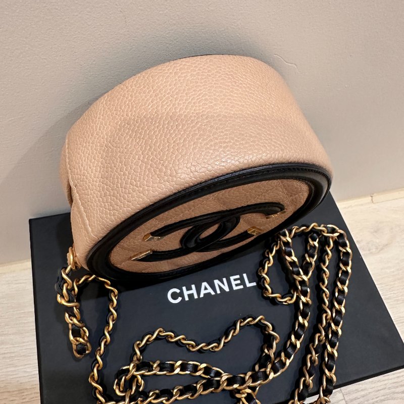 Chanel 大LOGO圓餅包 魚子醬皮-9