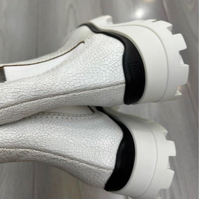 miumiu 白色紋裂 仿舊寬短靴 全新 36號-5