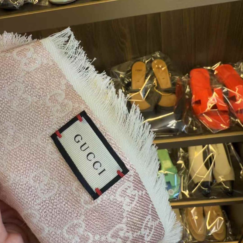Gucci 圍巾 130x130 全新閒置-4