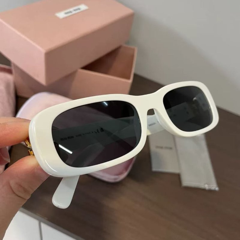 miu miu 白框字母太陽眼鏡 很新 配件齊全-3