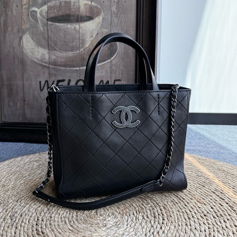 Chanel香奈兒黑銀琺瑯扣荔枝牛托特小號 尺寸約(底長27×高22)18開-0