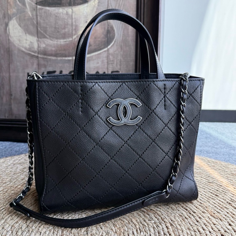 Chanel香奈兒黑銀琺瑯扣荔枝牛托特小號 尺寸約(底長27×高22)18開-1