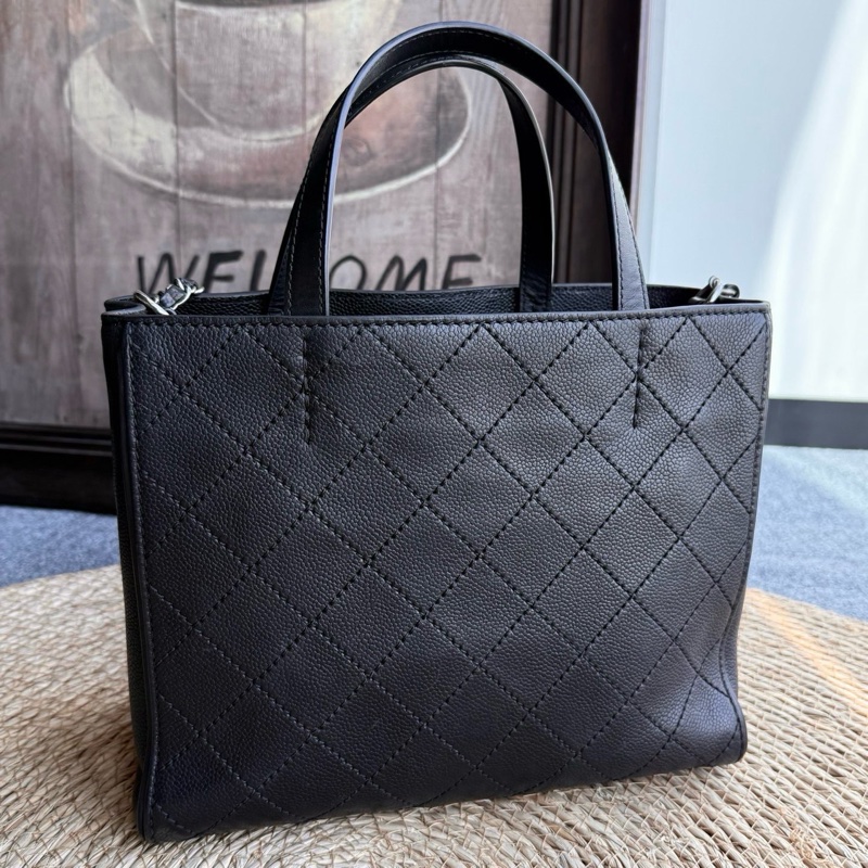 Chanel香奈兒黑銀琺瑯扣荔枝牛托特小號 尺寸約(底長27×高22)18開-2
