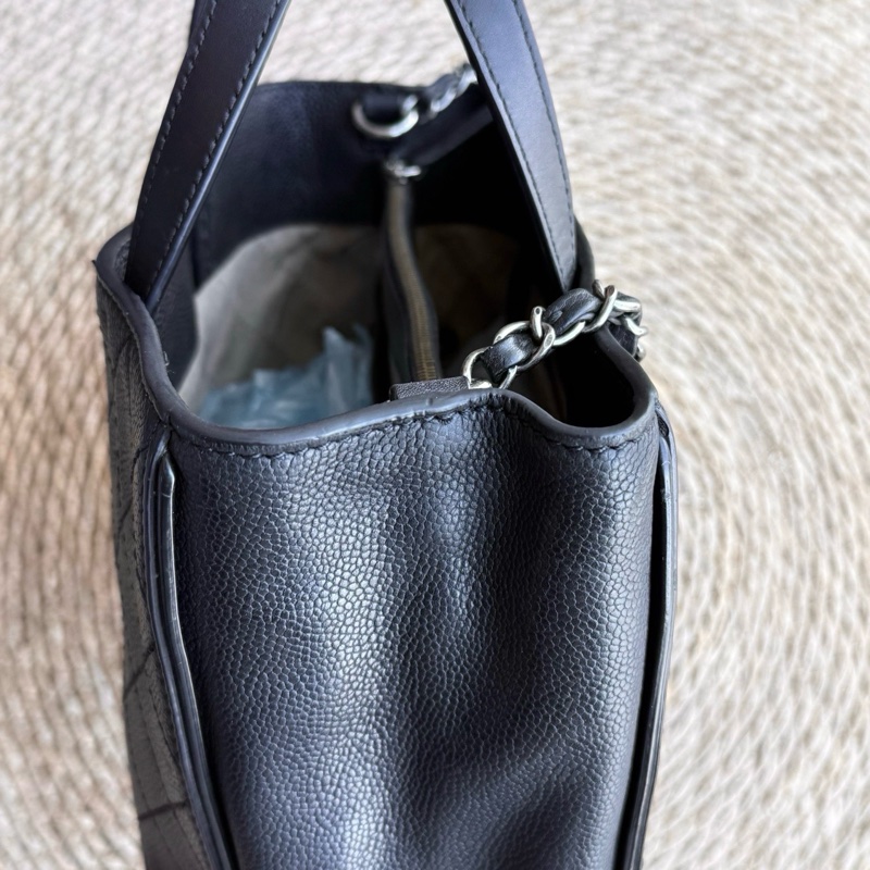 Chanel香奈兒黑銀琺瑯扣荔枝牛托特小號 尺寸約(底長27×高22)18開-7
