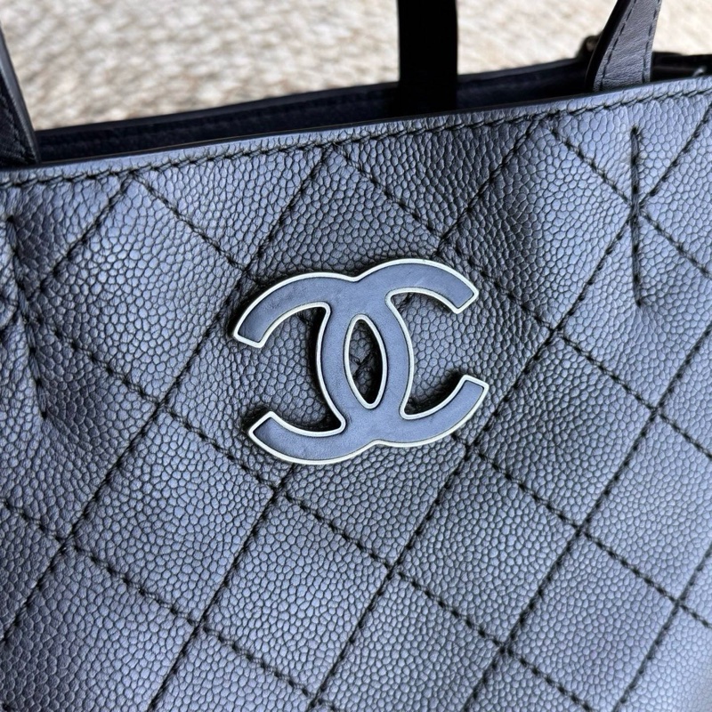 Chanel香奈兒黑銀琺瑯扣荔枝牛托特小號 尺寸約(底長27×高22)18開-8