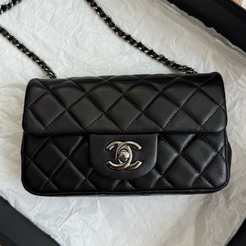 Chanel 香奈兒黑銀CF mini口蓋包超可愛 年份：15開 尺寸：底長約17（可以放下iPhone16pro帶殼）-1