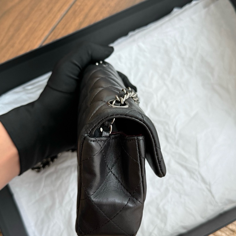 Chanel 香奈兒黑銀CF mini口蓋包超可愛 年份：15開 尺寸：底長約17（可以放下iPhone16pro帶殼）-6