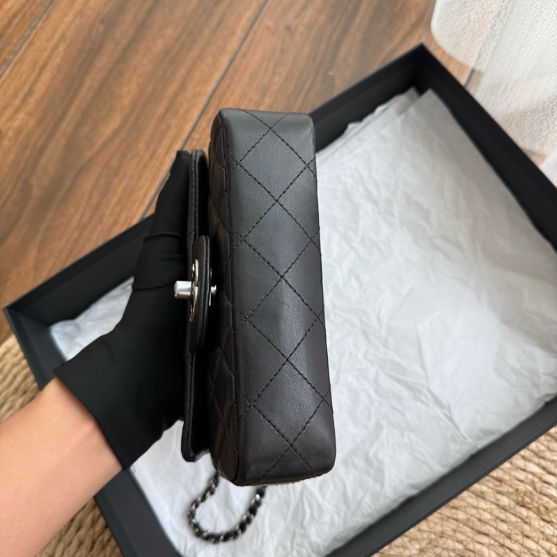Chanel 香奈兒黑銀CF mini口蓋包超可愛 年份：15開 尺寸：底長約17（可以放下iPhone16pro帶殼）-8
