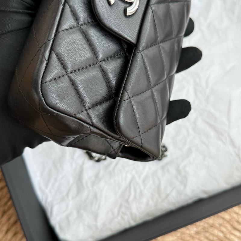 Chanel 香奈兒黑銀CF mini口蓋包超可愛 年份：15開 尺寸：底長約17（可以放下iPhone16pro帶殼）-13