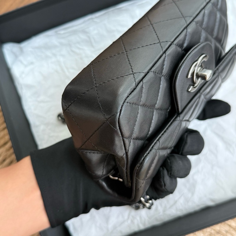 Chanel 香奈兒黑銀CF mini口蓋包超可愛 年份：15開 尺寸：底長約17（可以放下iPhone16pro帶殼）-14