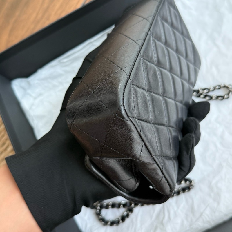 Chanel 香奈兒黑銀CF mini口蓋包超可愛 年份：15開 尺寸：底長約17（可以放下iPhone16pro帶殼）-16
