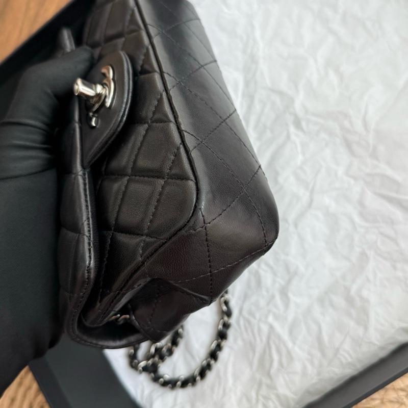 Chanel 香奈兒黑銀CF mini口蓋包超可愛 年份：15開 尺寸：底長約17（可以放下iPhone16pro帶殼）-17