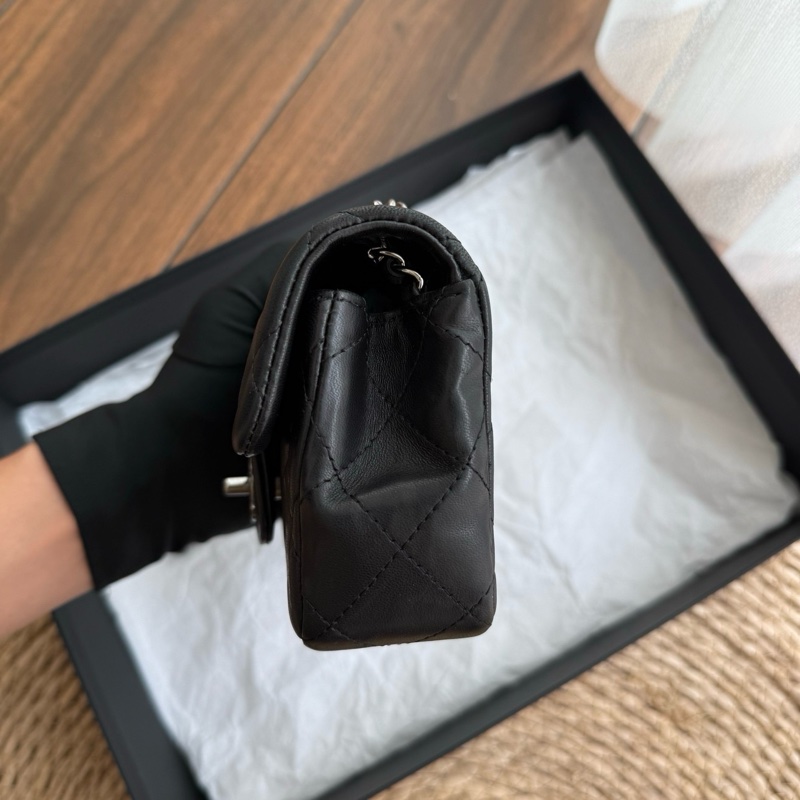 Chanel 香奈兒黑銀CF mini口蓋包超可愛 年份：15開 尺寸：底長約17（可以放下iPhone16pro帶殼）-22