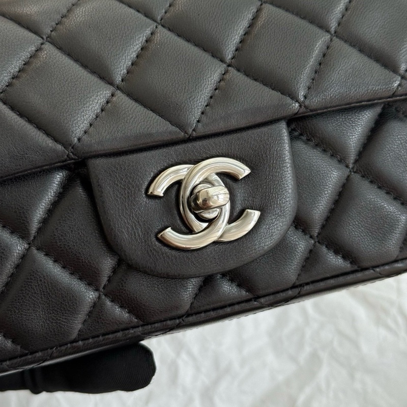 Chanel 香奈兒黑銀CF mini口蓋包超可愛 年份：15開 尺寸：底長約17（可以放下iPhone16pro帶殼）-23