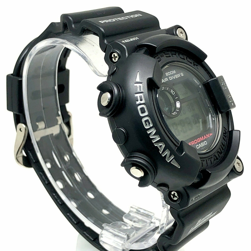G-SHOCK CASIO DW-8200Z-1T FROGMAN MEN IN BLACK 鈦金屬錶殼腕錶，採用 Diving Frog EL MIB 設計。 1997 年 10 月上市。三國丘店有售。 ITPSSBP272SG。-1