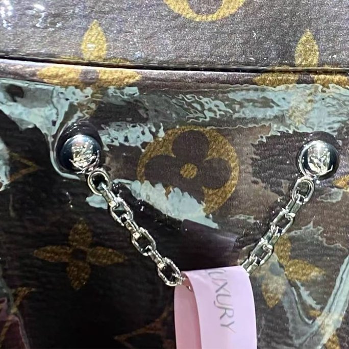 LV 果凍膠 PVC 老花牛皮皮衣 Travis同款 原價近五十萬 尺寸54 全新 肩寬48 胸圍122 衣長107-5