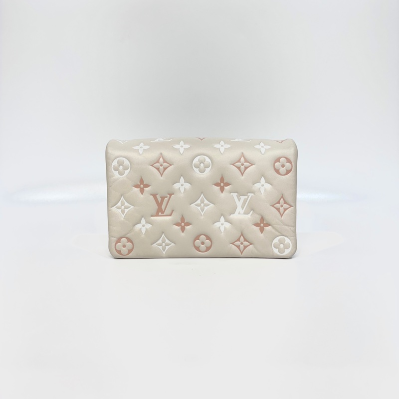 LV米白拚粉Logo壓紋羊皮Coussin下蓋鍊包M82289-1