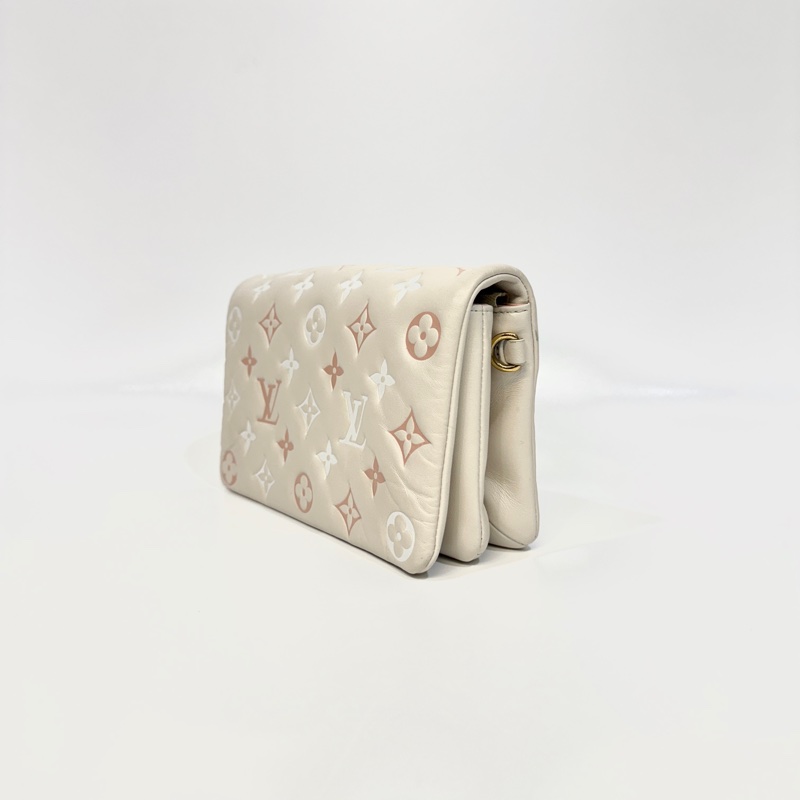 LV米白拚粉Logo壓紋羊皮Coussin下蓋鍊包M82289-2