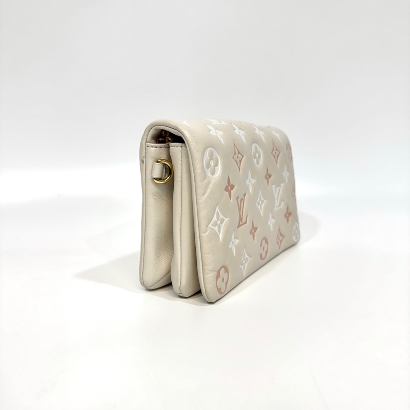 LV米白拚粉Logo壓紋羊皮Coussin下蓋鍊包M82289-3