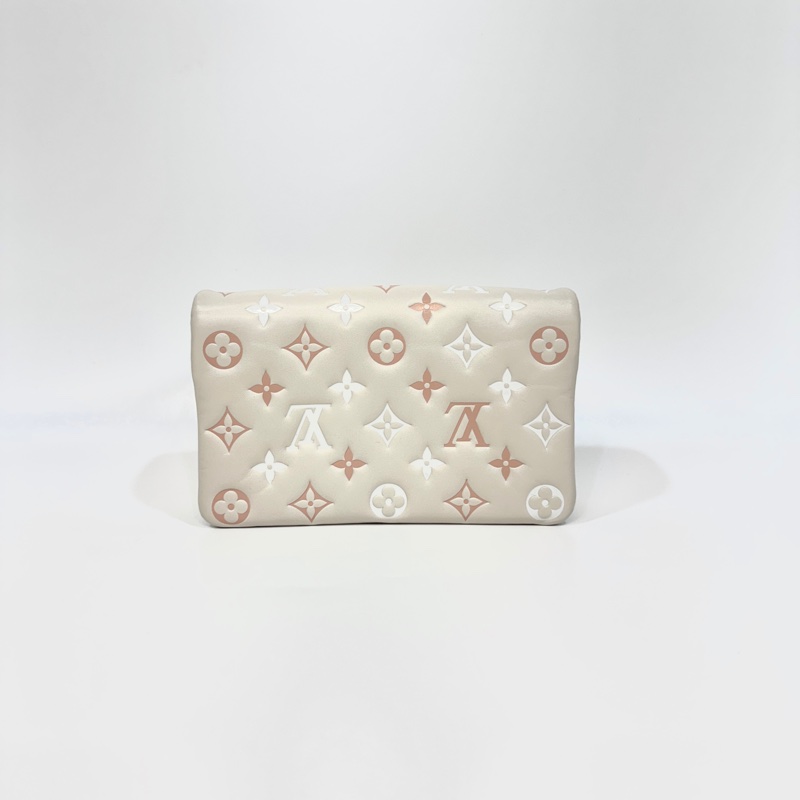 LV米白拚粉Logo壓紋羊皮Coussin下蓋鍊包M82289-4