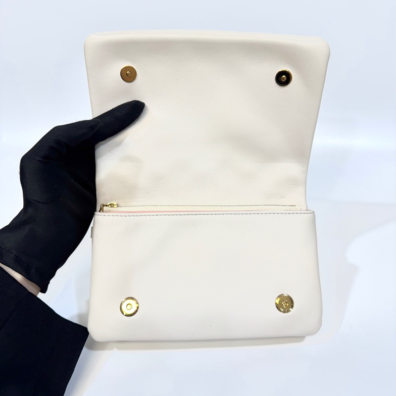 LV米白拚粉Logo壓紋羊皮Coussin下蓋鍊包M82289-6