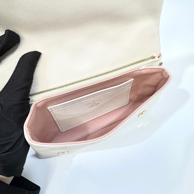 LV米白拚粉Logo壓紋羊皮Coussin下蓋鍊包M82289-7