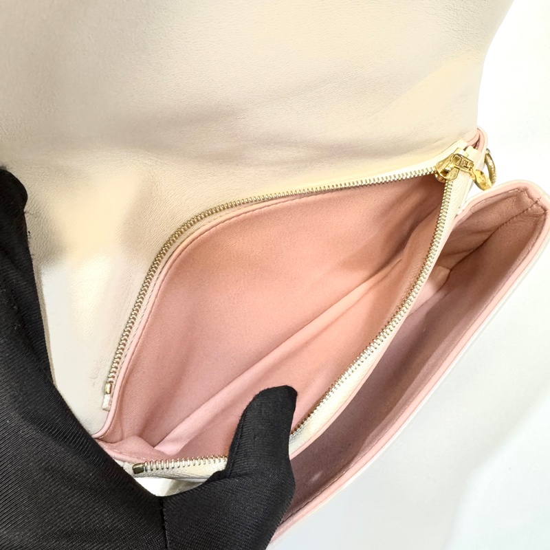 LV米白拚粉Logo壓紋羊皮Coussin下蓋鍊包M82289-8