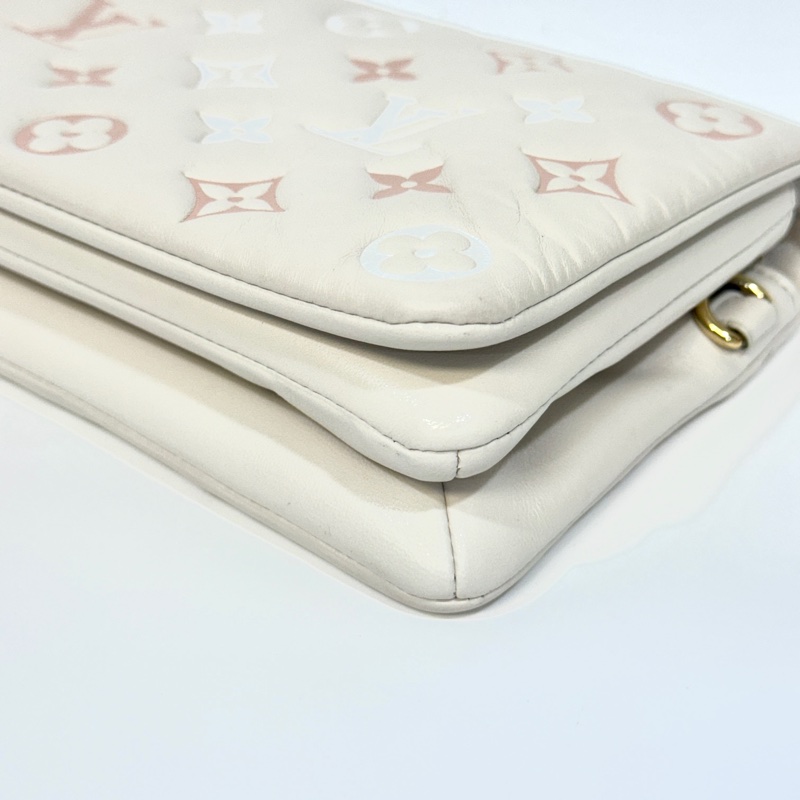 LV米白拚粉Logo壓紋羊皮Coussin下蓋鍊包M82289-11