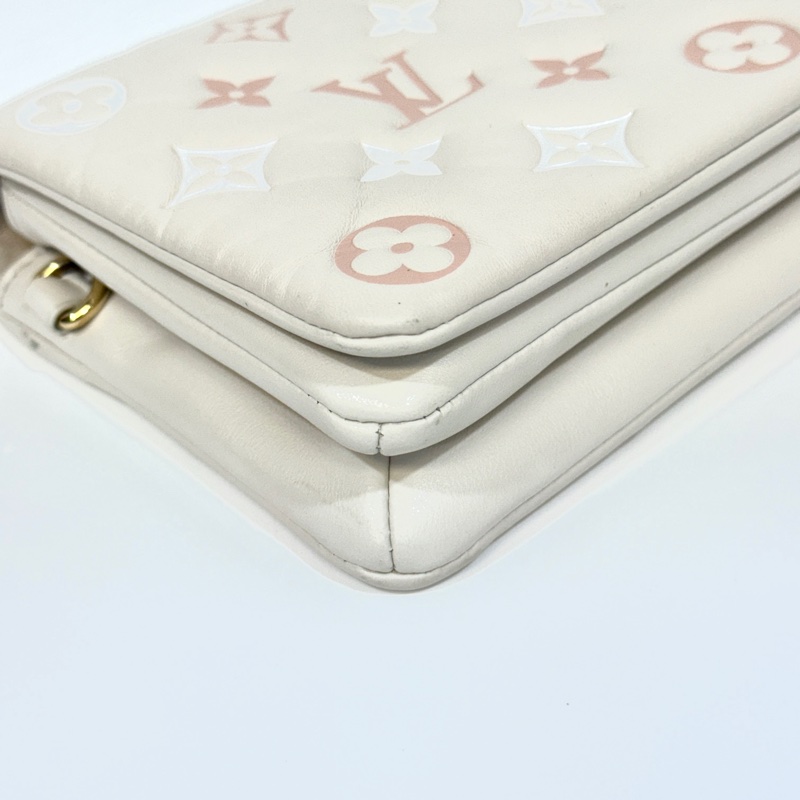 LV米白拚粉Logo壓紋羊皮Coussin下蓋鍊包M82289-12