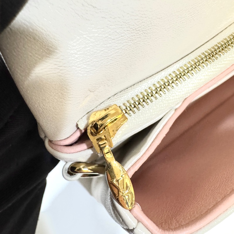 LV米白拚粉Logo壓紋羊皮Coussin下蓋鍊包M82289-15