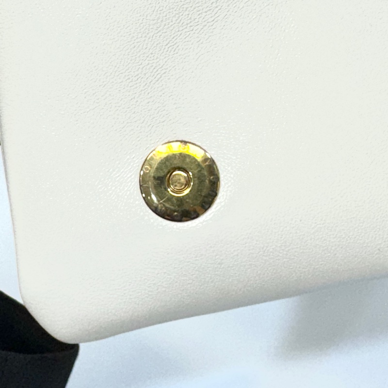 LV米白拚粉Logo壓紋羊皮Coussin下蓋鍊包M82289-17