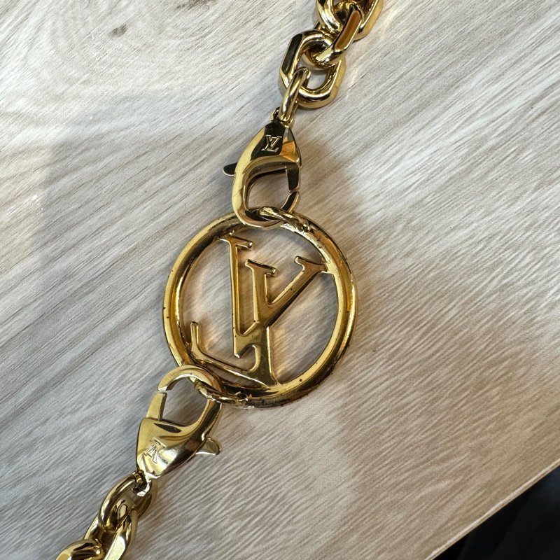 LV米白拚粉Logo壓紋羊皮Coussin下蓋鍊包M82289-23