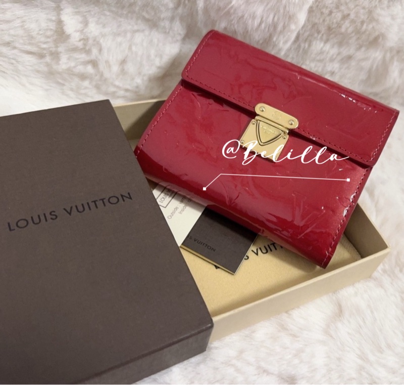 Belilla♥️Louis Vuitton 漆皮紅短夾-0