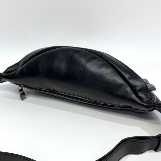 LV黑灰原花牛皮DISCOVERY胸腰包 M44336-7