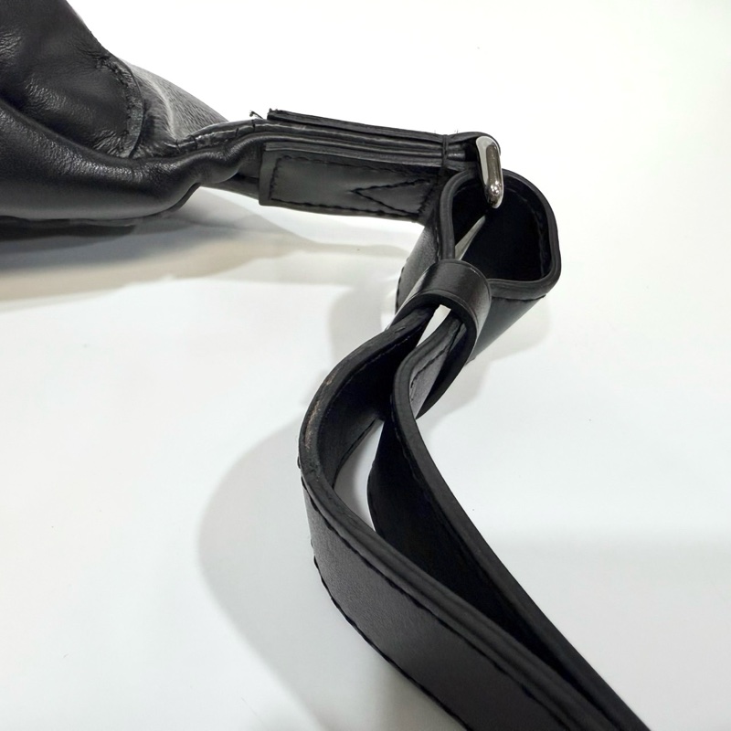 LV黑灰原花牛皮DISCOVERY胸腰包 M44336-11