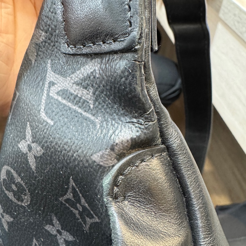 LV黑灰原花牛皮DISCOVERY胸腰包 M44336-10