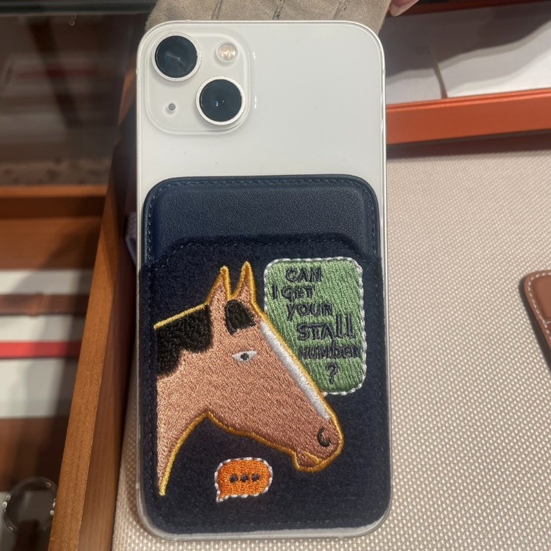 全新 Hermes ”Stall Number“ MagSafe Card holder 小馬magsafe卡套(不含展示圖中手機) 顏色:海軍藍-4