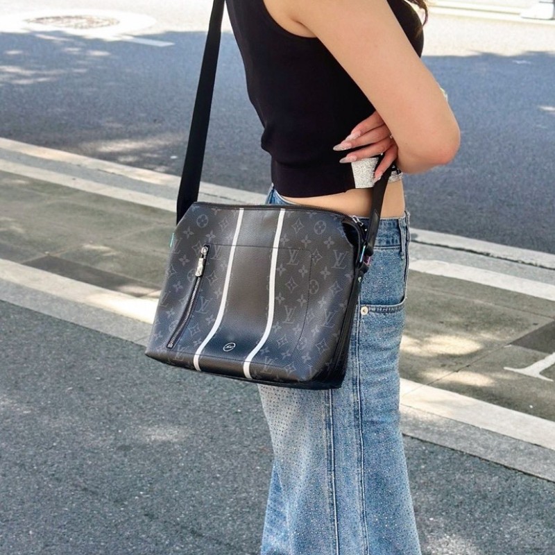 LV路易威登 男士黑武士斜背包藤原浩聯名款-0