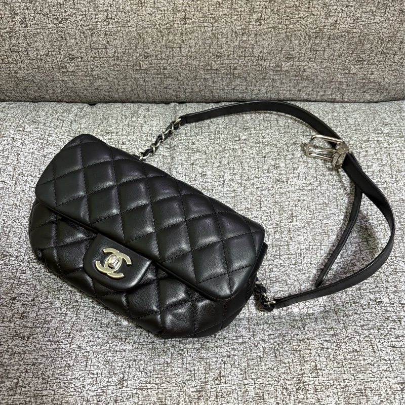 （可議價）CHANEL 黑銀 元寶型 CF 腰包 胸包 櫃姐包-0