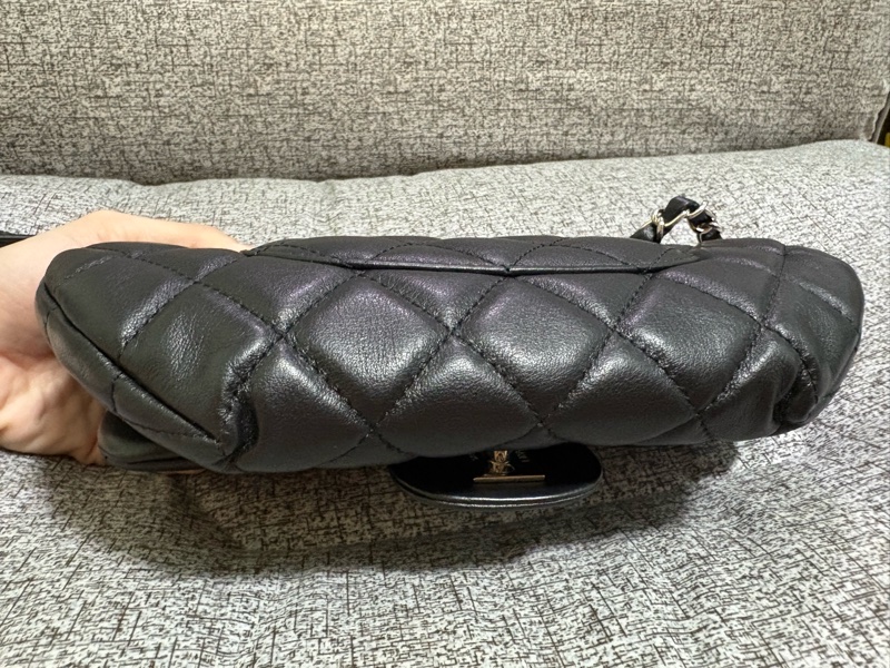（可議價）CHANEL 黑銀 元寶型 CF 腰包 胸包 櫃姐包-3