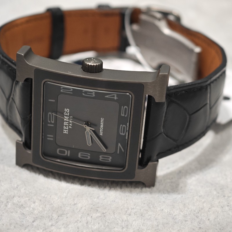 9成8新 Hermès 鈦金屬材質/H1912自動上鍊機芯/時、分、秒顯示/藍寶石水晶鏡面/錶徑30.5x30.5mm/ Heure H腕錶,34 mm 自動機芯/霧面鈦金屬錶殼-0
