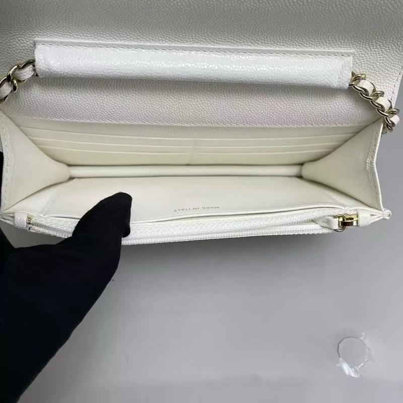 新款芯片款！Chanel 香奈兒 白金徽章肩帶 WOC 白色-4