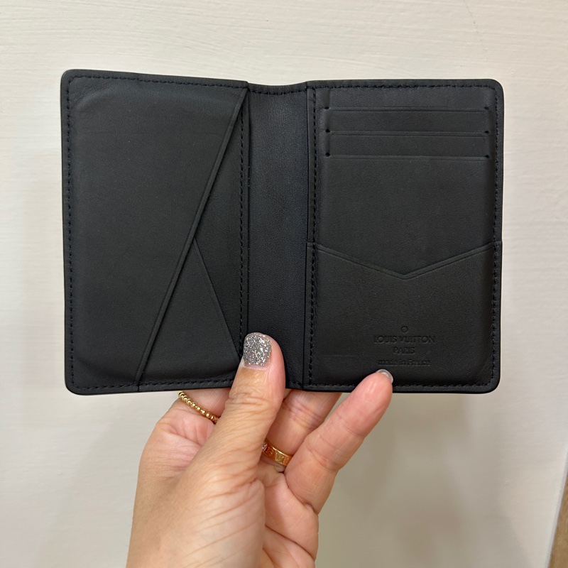 LV 黑牛皮壓紋5卡交叉對開萬用卡包 M62899-2