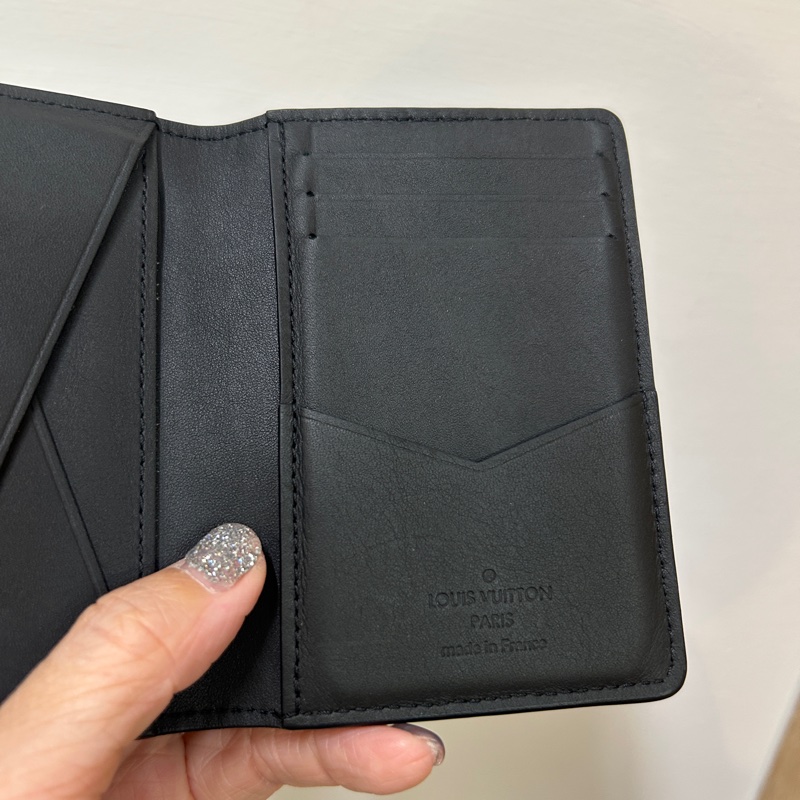 LV 黑牛皮壓紋5卡交叉對開萬用卡包 M62899-4