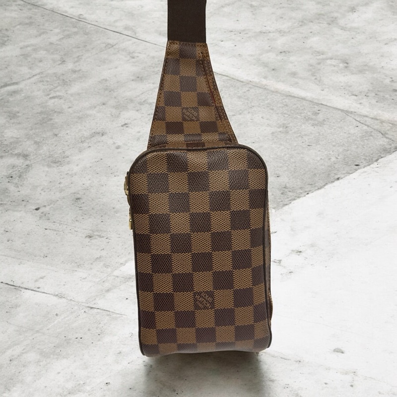 莉亞精品♡ LV 棋盤格胸包 二手美包-0