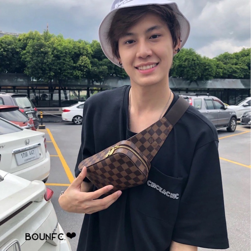 莉亞精品♡ LV 棋盤格胸包 二手美包-1