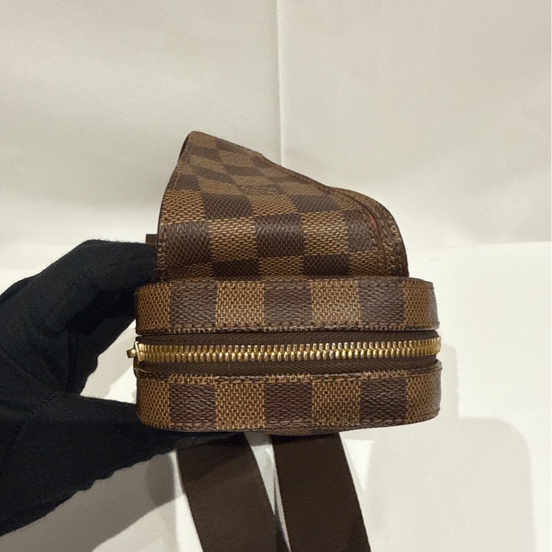 莉亞精品♡ LV 棋盤格胸包 二手美包-9