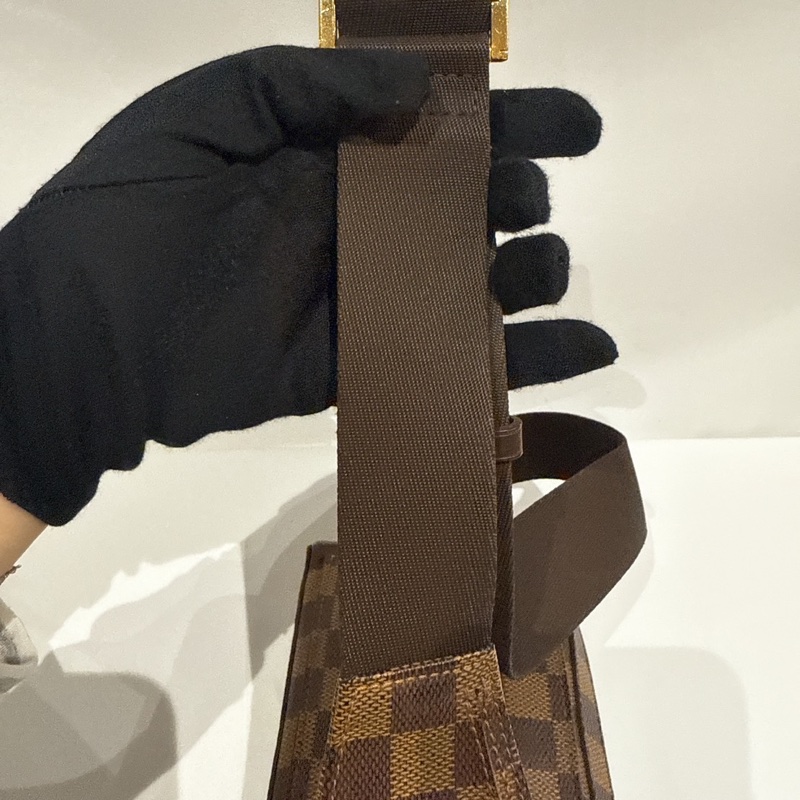 莉亞精品♡ LV 棋盤格胸包 二手美包-13