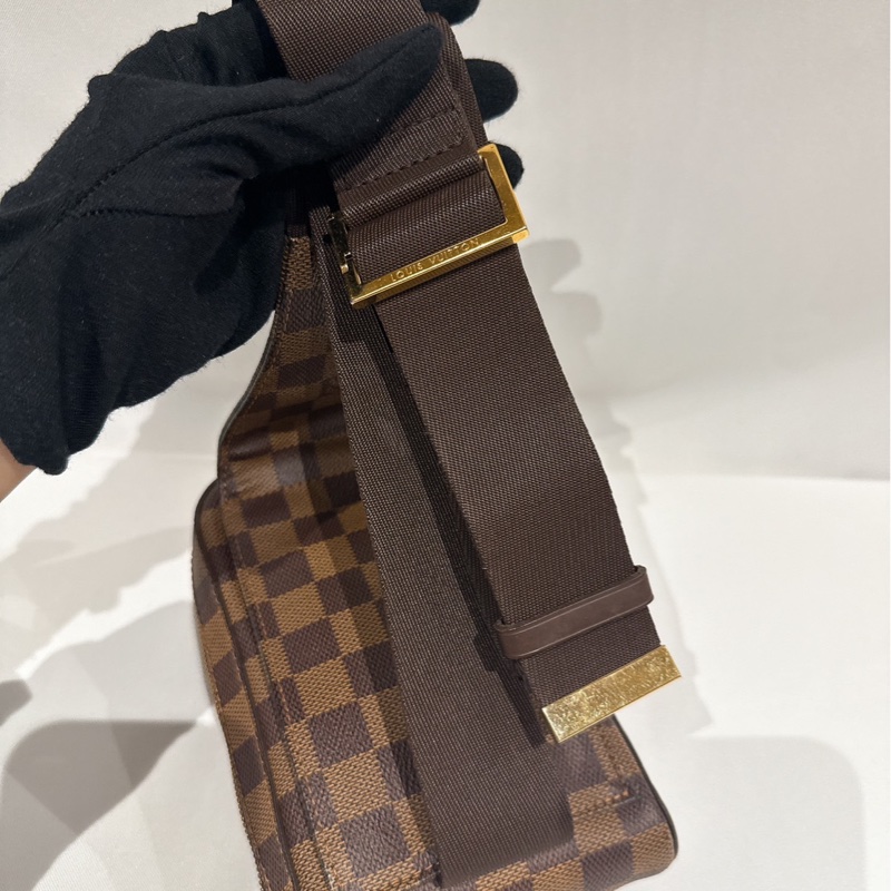 莉亞精品♡ LV 棋盤格胸包 二手美包-14